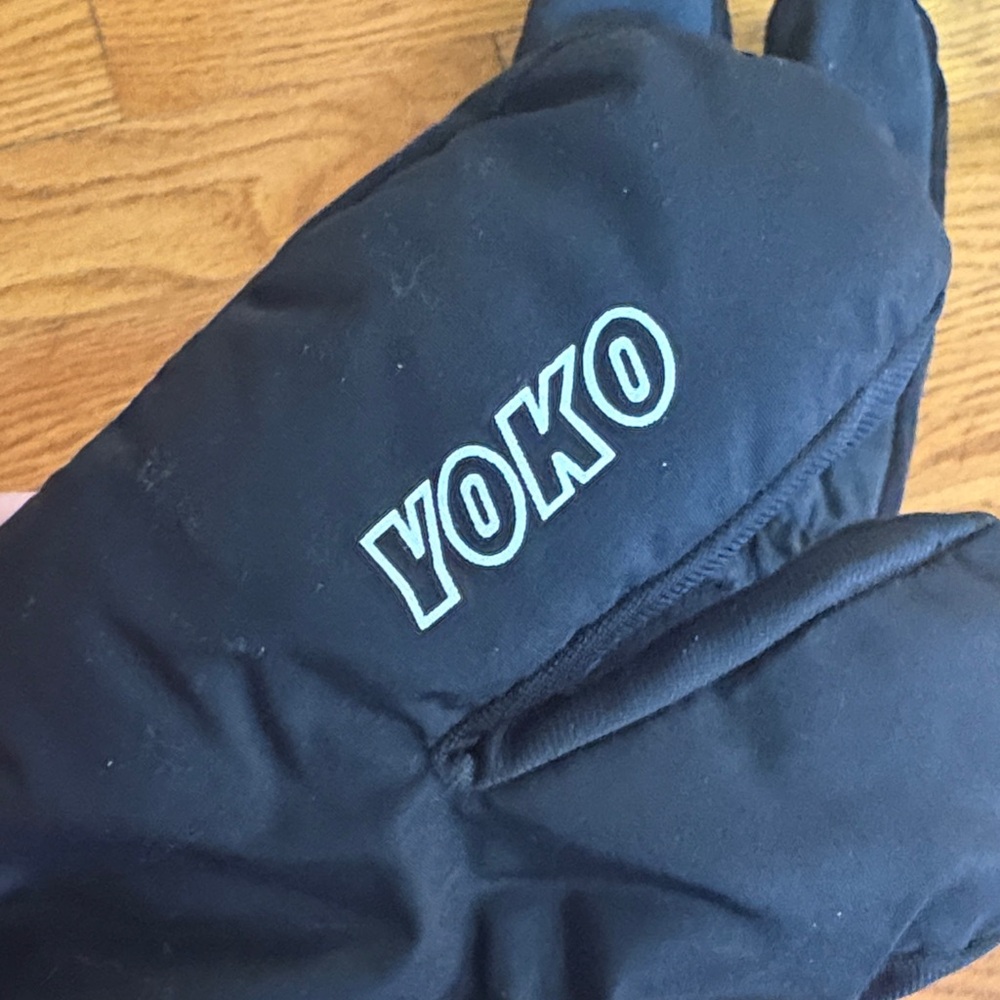 Yoko Lobster Black Mittens for Women - Picture 2 of 4